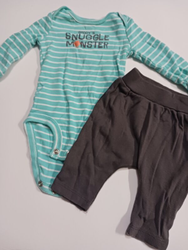 CARTERS NEW BORN LOMG SLEEVE AMD PANTS - Image 2